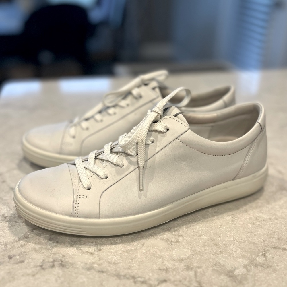 Women’s Ecco soft sneaker in excellent condition size 9/9.5.